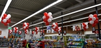 Sklep Kaufland w Gnieźnie udekorowany balonowymi soplami.