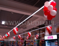 Sklep Kaufland w Gorlicach udekorowany balonami.
