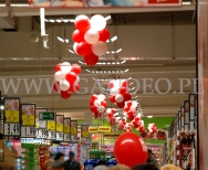 Balonowa dekoracja supermarketu.