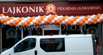 Girlanda z balonów jako dekoracja kawiarni.