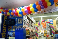 Balonowa dekoracja wejścia do supermarketu.