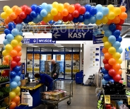 Dekoracja wejścia z balonów.
