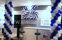 Liczba 25 z balonów jako dekoracja na konferencji firmowej.