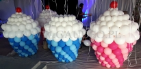 Babeczki z balonów w czasie montażu.