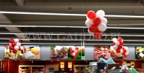 Balonowe dekoracje gnieźnieńskiego sklepu sieci Kaufland.