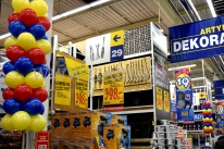Balony zaplecione nad punktami informacyjnymi w Castoramie.