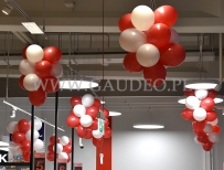 Girlandy z balonów nad halą sprzedaży.