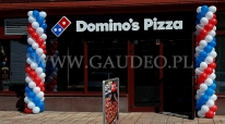 Kolumny z balonów przed wejściem do Pizzerii.