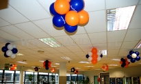Balonowe kule jako dekoracja pod sufitem.
