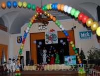 Balony helowe ułożone w łuki.