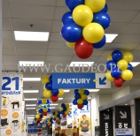 Balonowe sople jako dekoracja korytarza sklepowego.