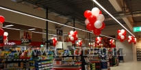 Balonowe sople jako dekoracja kieleckiego sklepu Kaufland.
