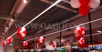 Girlandy z balonów dekorują przestrzeń supermarketu.