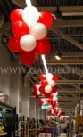 Sople z balonów jako dekoracje w Kauflandzie w Nowym Tomyślu.