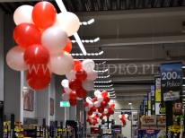 Sople z balonów jako dekoracja w Kościerzyńskim sklepie.