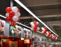 Balonowe sople dekorują sklep w Gnieźnie.