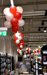 Balonowe sople jako dekoracja sklepu Kaufland.