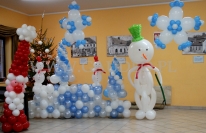 Balonowa dekoracja na mikołajową zabawę dziecięcą z bałwankami.