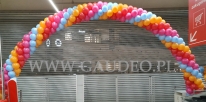 Brama z balonów jako dekoracja wejścia.