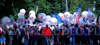 Balony helowe jako nośnik haseł manifestacji.