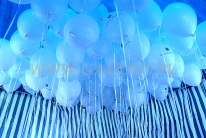 Balony helowe gotowe do wręczenia uczestnikom pikniku.