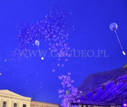 Balony z helem i modlitwami lecą do nieba.