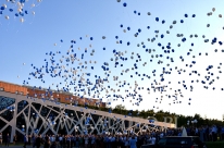 Balony z helem majestatycznie unoszą się nad uczestnikami.