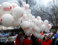 Protestujący pobierają balony z helem w czasie formowania kolumn.