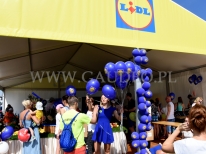 Balony z nadrukiem i helem w czasie rozdawania przez hostessy.