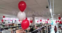 Balony z helem ułożone w bukiety.