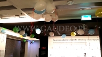 Balony z nadrukiem jako dekoracja pomieszczeń biurowych firmy.