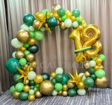 Organiczna balonowa dekoracja urodzinowa.