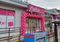 Dekoracja z balonów w kształcie bramy.