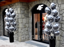 Balony w balonie jako dekoracja na otwarcie sklepu.
