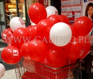 Balony założone na patyczki czekają na rozdanie.