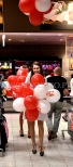 Balony z nadrukiem rozdawane były przez hostessy.