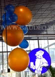 Stroik z balonów podwieszony pod sufitem restauracji.