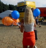 Hostessa rozdaje balony z nadrukiem na zlocie Master Truck koło Opola.