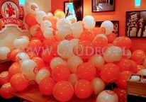 Balony reklamowe po założeniu na patyczki czekają na rozdanie.