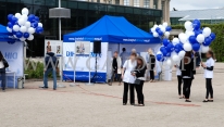 Balony reklamowe po napełnieniu helem rozdawane były przechodniom przez hostessy.