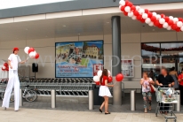 Hostessy i mim rozdają balony z nadrukiem.