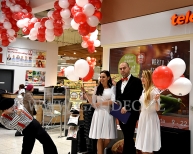 Balony z nadrukiem rozdawane przez hostessy.