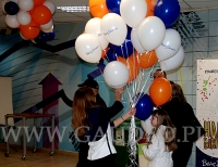 Balony reklamowe z helem w czasie rozdawania gościom.