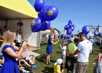 Hostessy rozdają balony helowe z nadrukiem.
