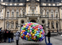 Balony z helem na Rynku w Nowym Sączu.