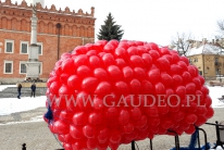 Napompowane helem balony na Rynku w Sandomierzu.