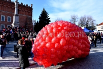 Balony helowe w siatce czekają na wypuszczenie.