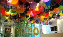 Kolorowe balony helowe jako dekoracja.