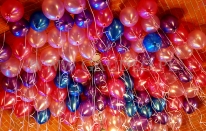 Balony helowe jako element dekoracji urodzinowej w Zamku Topacz.