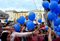 Ludzie potrzebują balonów z helem aby puścić swoją modlitwę.